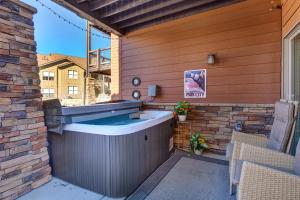 una bañera de hidromasaje al lado de una casa en Black Rock Ridge 14311 A by Moose Management, en Kamas