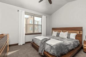 sypialnia z dużym łóżkiem i oknem w obiekcie Black Rock Ridge 14364 by Moose Management w mieście Park City