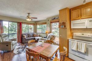 Η κουζίνα ή μικρή κουζίνα στο Walk to Chair Lift Angel Fire Condo with Mtn Views