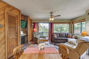 Χώρος καθιστικού στο Walk to Chair Lift Angel Fire Condo with Mtn Views