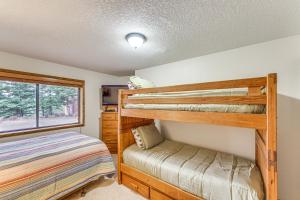 Ένα ή περισσότερα κρεβάτια σε δωμάτιο στο Walk to Chair Lift Angel Fire Condo with Mtn Views