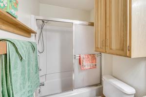 Ένα μπάνιο στο Walk to Chair Lift Angel Fire Condo with Mtn Views +19 φωτογραφίες