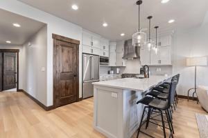 Köök või kööginurk majutusasutuses Black Rock Ridge 14536 by Moose Management