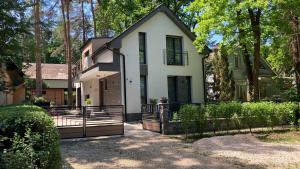 une maison avec une porte devant elle dans l'établissement Peace of mind cottage, à Tata