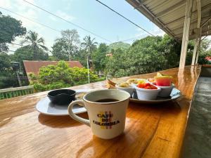 una taza de café y un plato de comida en una mesa en Casa Colibri Palomino, en Palomino