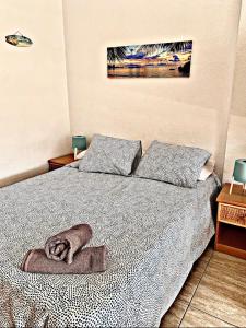 una camera da letto con un letto e un asciugamano sopra di Acogedor estudio en Martianez a Puerto de la Cruz