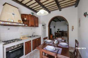 Η κουζίνα ή μικρή κουζίνα στο Appartamenti Esther