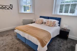 En eller flere senge i et værelse på Stylish 1- Bed Apartment Wakefield with Parking