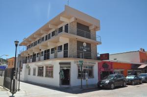 un edificio su una strada con auto parcheggiate di fronte di Hotel Los Valles a Creel