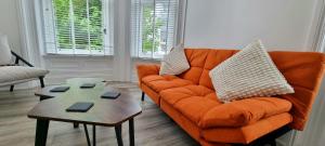 - un salon avec un canapé orange et une table basse dans l'établissement Stylish 1- Bed Apartment Wakefield with Parking, à Wakefield