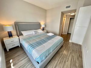 um pequeno quarto com uma cama e uma mesa de cabeceira em Spacious 2 Bedroom 2 Bathroom In Gated Community em Los Angeles