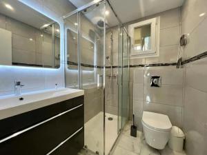 une salle de bain avec toilettes, lavabo et douche dans l'établissement Superbe appartement à Cannes / 3 chambres, à Cannes 4 autres photos