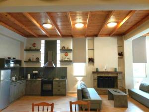Kuchyňa alebo kuchynka v ubytovaní Ammos House Katakolo