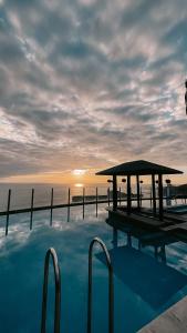a swimming pool with a view of the ocean at Vista panoramica increible in Viña del Mar