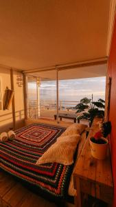 um quarto com uma cama e vista para o oceano em Vista panoramica increible em Viña del Mar