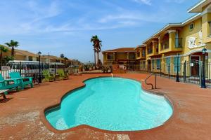 ein Schwimmbad in der Mitte eines Resorts in der Unterkunft Feelin' Beachy in Padre Island