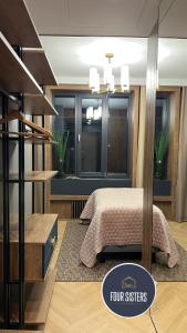 una camera con un letto di Four Sisters Luxury Rooms in Siauliai a Šiauliai