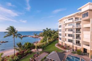 - une vue aérienne sur un hôtel et l'océan dans l'établissement Coral Cove Apartments, à Bowen