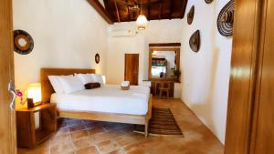 HOTEL NIETO MOMPOX, ubicado en el corazón del centro histórico, frente al rio magdalena en zona de malecón客房内的一张或多张床位