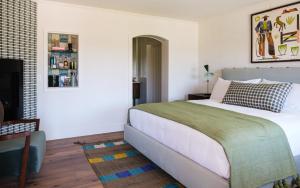 een slaapkamer met een bed en een flatscreen-tv bij River Lodge Paso in Paso Robles