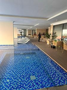 een zwembad in een hotel met blauwe tegels bij penthouse fully furnished in Hai Phong