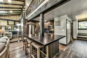 eine Küche und ein Wohnzimmer mit einer großen Insel in der Unterkunft Lakeland Village 454 - Mountain Resort in South Lake Tahoe