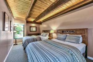 ein Schlafzimmer mit zwei Betten und einer Holzdecke in der Unterkunft Lakeland Village 454 - Mountain Resort in South Lake Tahoe + 24 Fotos