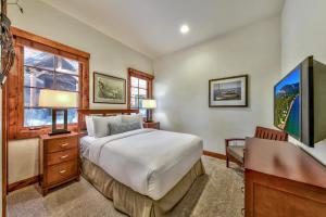 Katil atau katil-katil dalam bilik di The PEAK Matterhorn 9 - The Ultimate in Lakefront Luxury +33 gambar