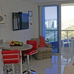 cocina con mesa y sillas y balcón en Apartamento de Yuly, en Santa Marta