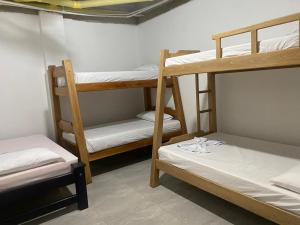 Zimmer mit 3 Etagenbetten und einem Tisch in der Unterkunft BYMAR Resort in Necoclí