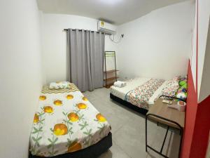 een kamer met twee bedden in een kamer bij Casa Colibri Palomino in Palomino