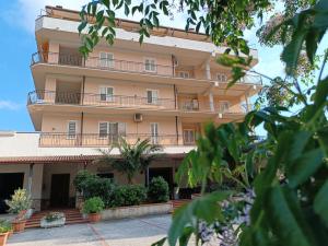 un immeuble d'appartements avec balcon et plantes dans l'établissement Il Quadrifoglio, à Frascineto
