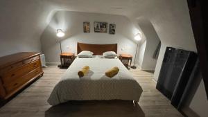 Postel nebo postele na pokoji v ubytování Sunset Family Guesthouse Mont Saint Michel
