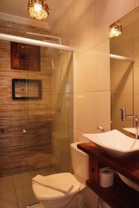 Pousada Grand Fortim في كاموسين: حمام مع دش ومرحاض ومغسلة