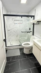 W łazience znajduje się toaleta i przeszklony prysznic. w obiekcie Stylish and Cozy 2BR in Mar Vista w Los Angeles
