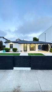 una casa con una valla negra delante en Modern 2BR Stylish & Cozy Unit, en Los Ángeles