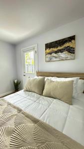 duże białe łóżko w pokoju z oknem w obiekcie Stylish and Cozy 2BR in Mar Vista w Los Angeles
