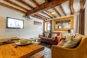 un salon avec un canapé et une table dans l'établissement Cottontail Cottage, à Staveley