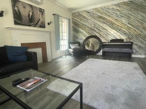 una sala de estar con un sofá y una mesa en Los Angeles Cottage, en Los Ángeles