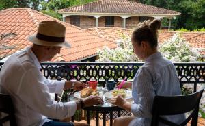 dos personas sentadas en una mesa comiendo comida en HOTEL PORTAL DE VITERBO Y RESTAURANTE LA FONDA, en Viterbo