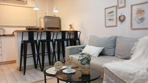 布宜諾斯艾利斯的住宿－Palermo Madison，客厅配有沙发和桌子