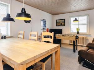 sala de estar con mesa y tablero de ajedrez en 6 person holiday home in L kken, en Løkken