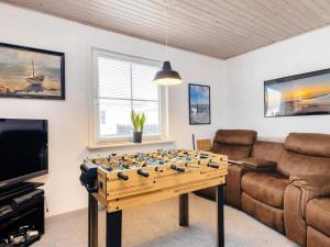 sala de estar con mesa de juegos en 6 person holiday home in L kken, en Løkken