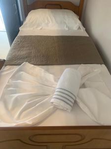 Qeparo View Rooms客房内的一张或多张床位