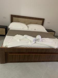 Qeparo View Rooms客房内的一张或多张床位