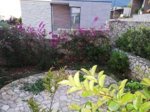 Galeriebild der Unterkunft Holliday home 200m from the beach at White Rocks, Dhermi in Dhërmi