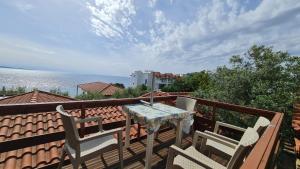 stół i krzesła na balkonie z widokiem na ocean w obiekcie Villa Skenderi w Sarandzie