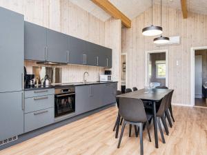 Кухня или кухненски бокс в Holiday home Augustenborg VII