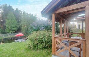 un giardino con tavolo e ombrellone in erba di Amazing Home In Ilawa With Wifi a Iława