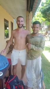 Due uomini sono vicini di navaa Bungalow a Phra Ae beach